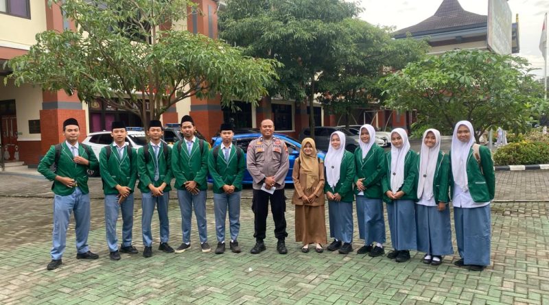 Dorong Literasi Digital Bijak, Pengurus OSIS SMA NU Al Ma’ruf Kudus Ikuti Pelatihan AI di Polres Kudus